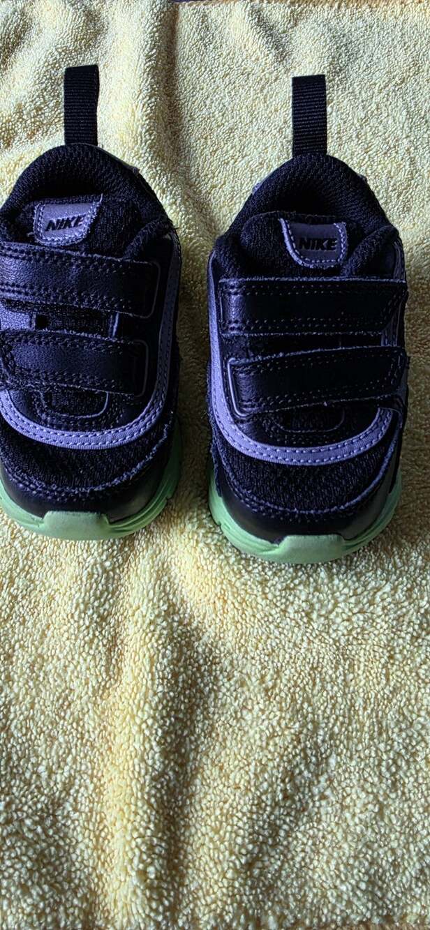 Nike Baby Infant Black/green size 4